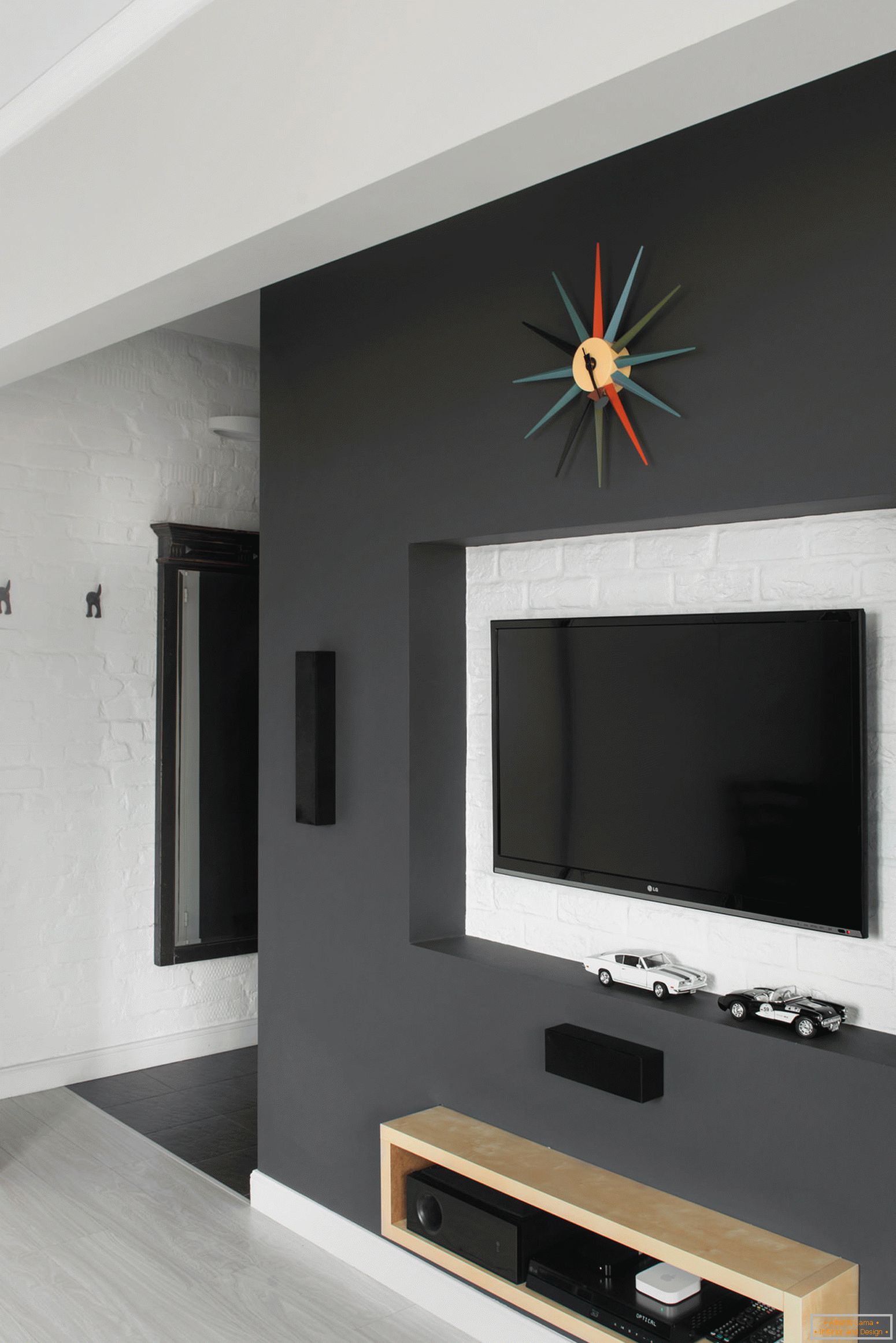 TV na stěně ve studiovém apartmánu