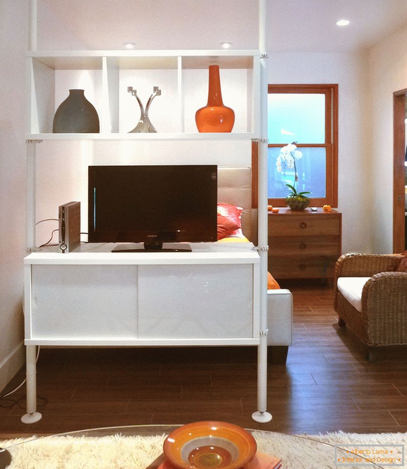 Malý televizor v obývacím pokoji