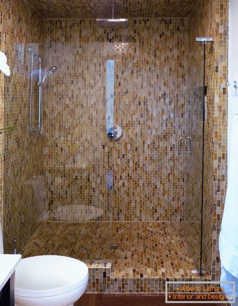 Mozaika na stěnách v koupelně