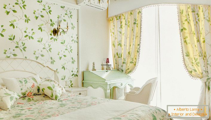 Květinové motivy používané k zdobení stěn v dívčí místnosti mohou být také vysledovány na záclonách a ložním prádle. 