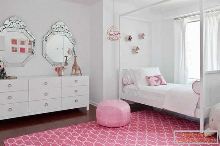 Klasická bílá a růžová dekorace pokoje malého módy.