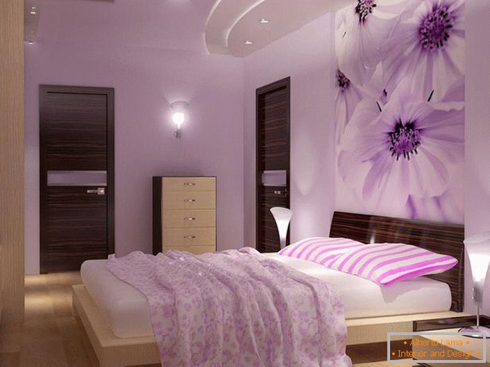 Jemně-fialová barva místnosti