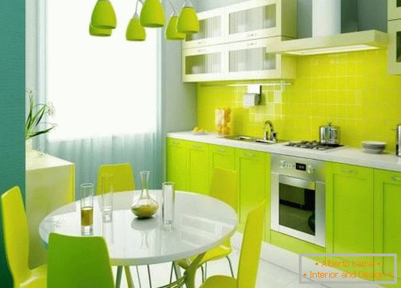 Krásná zelená kuchyně v interiéru bytu