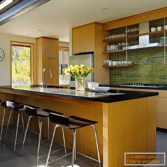 zelené dlaždice-dřevo-nábytek-v-kuchyni