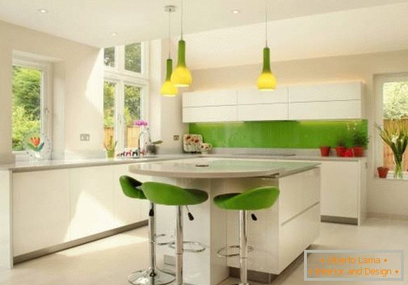 Bílá zelená kuchyně - minimalismus