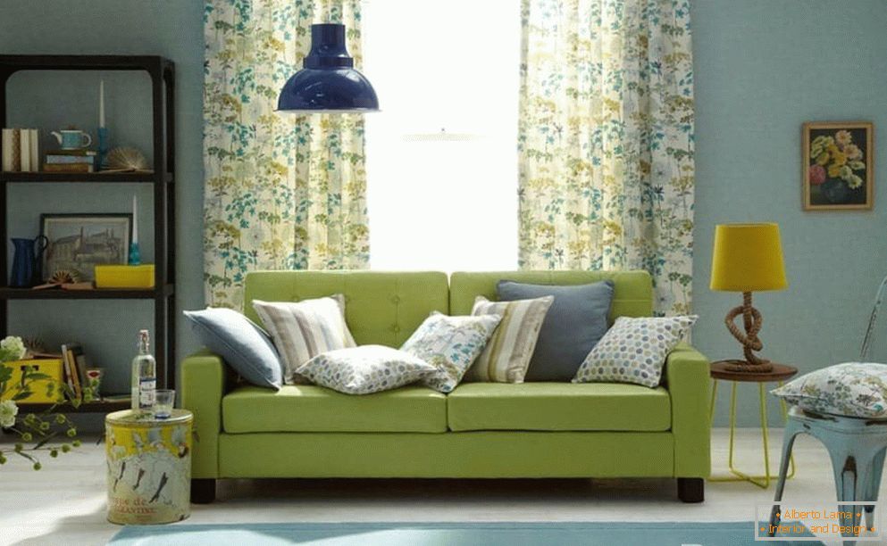 Obývací pokoj v modrém se zelenou pohovkou
