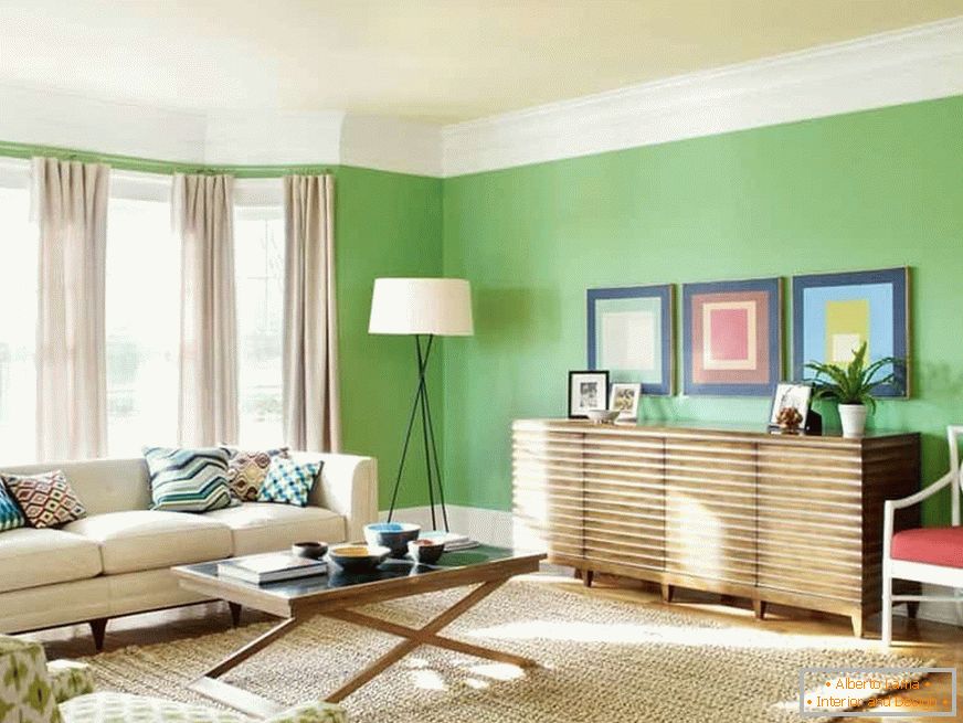 Světlý obývací pokoj se světle zeleným a béžovým