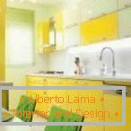 Kuchyňský nábytek s bílými a žlutými fasádami