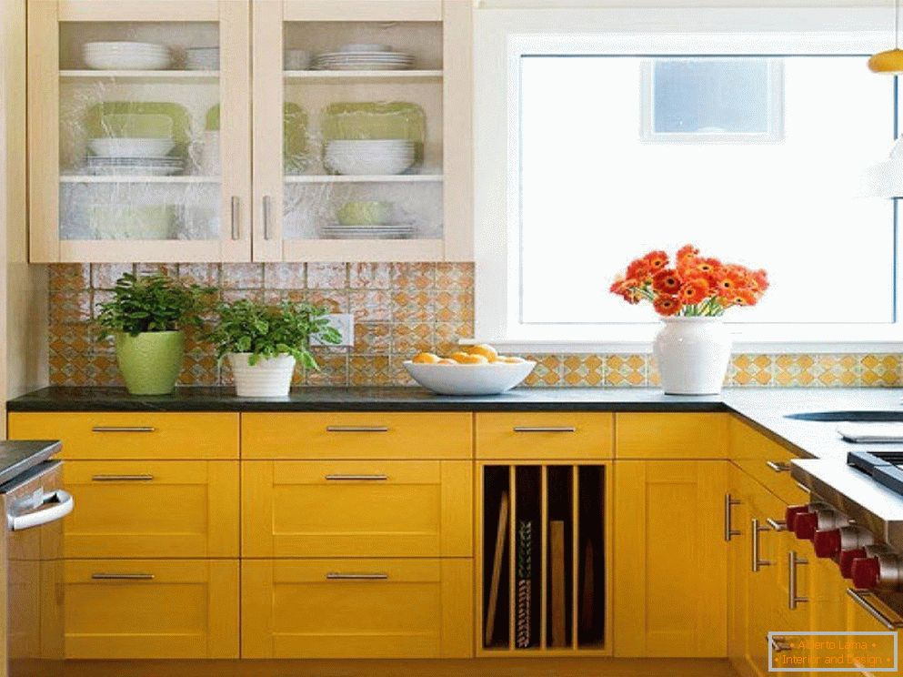 Kuchyňský nábytek se žlutými fasádami