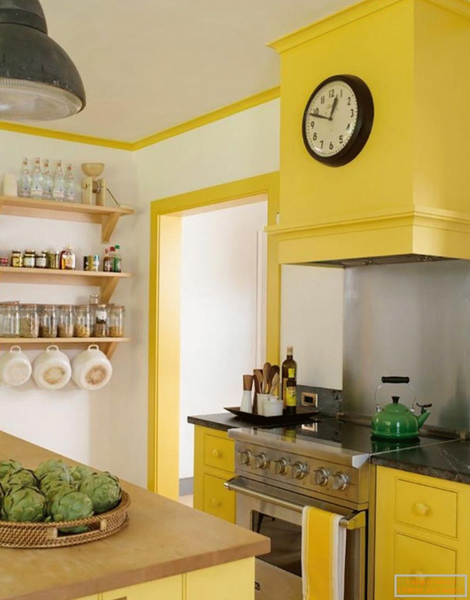Kombinace bílé, šedé a žluté barvy v kuchyni