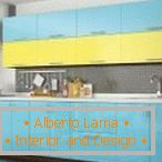 Kuchyňský nábytek se žluto-modrou fasádou