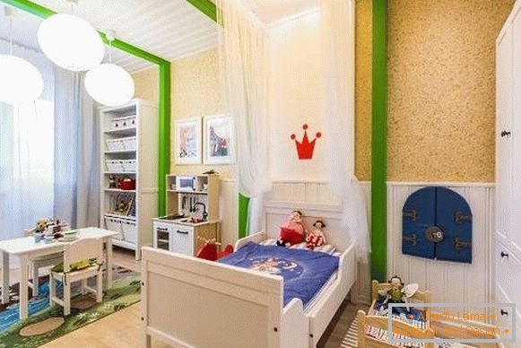Béžová tekutá tapeta v interiéru - fotka dítěte
