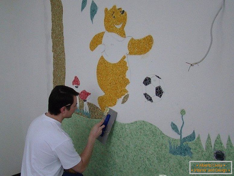 Muž čerpá Winnie Pooh na zeď v dětském pokoji