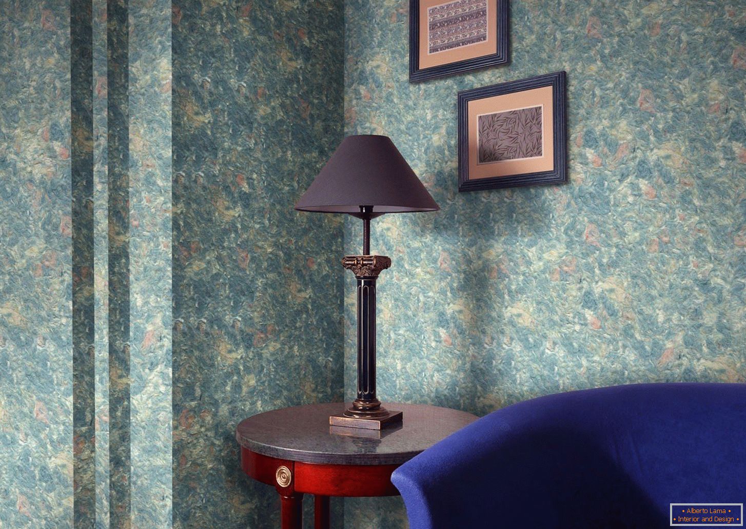 Lampa na stole vedle obrazů