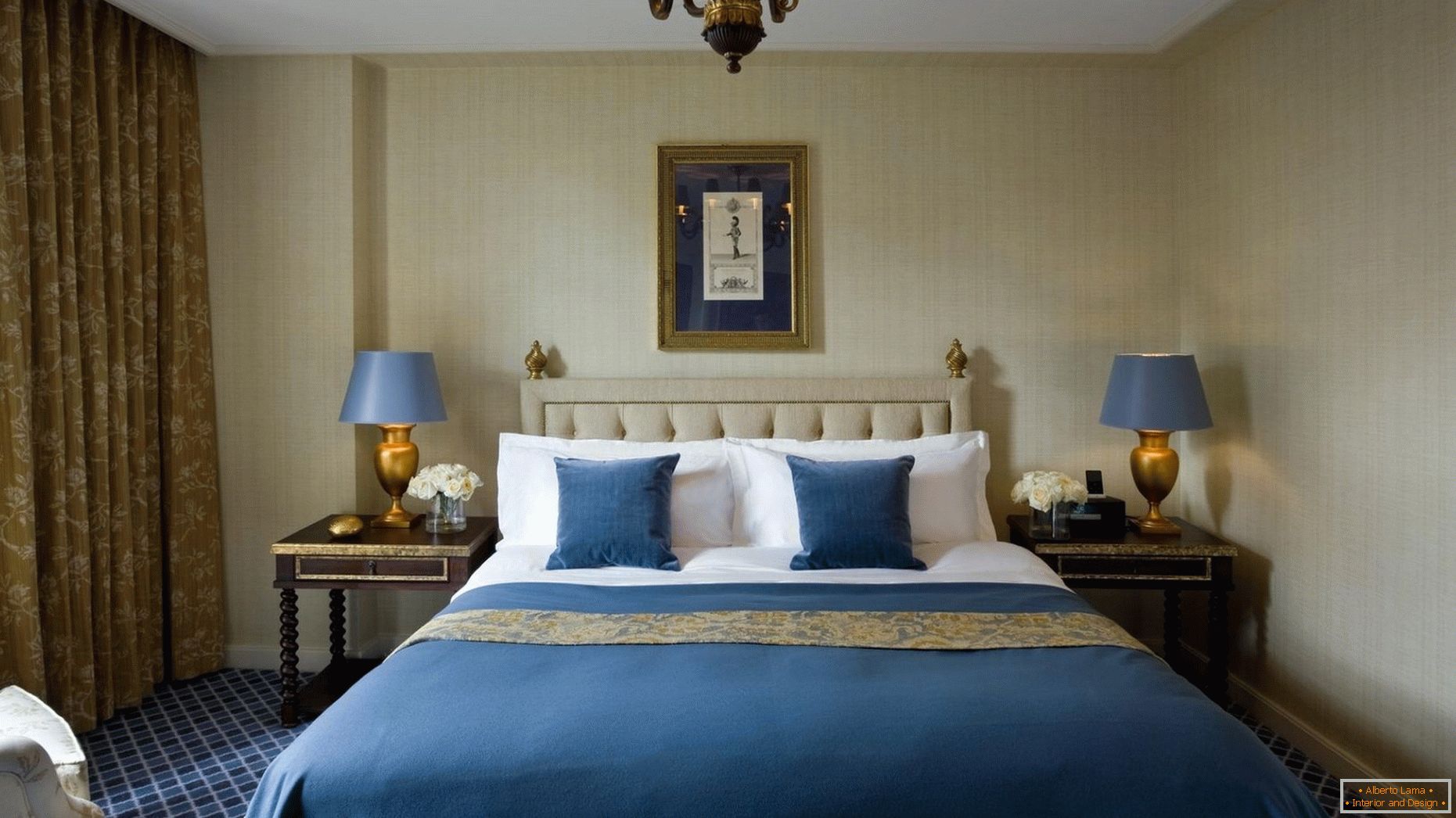 Modré a zlaté odstíny v interiéru ložnice