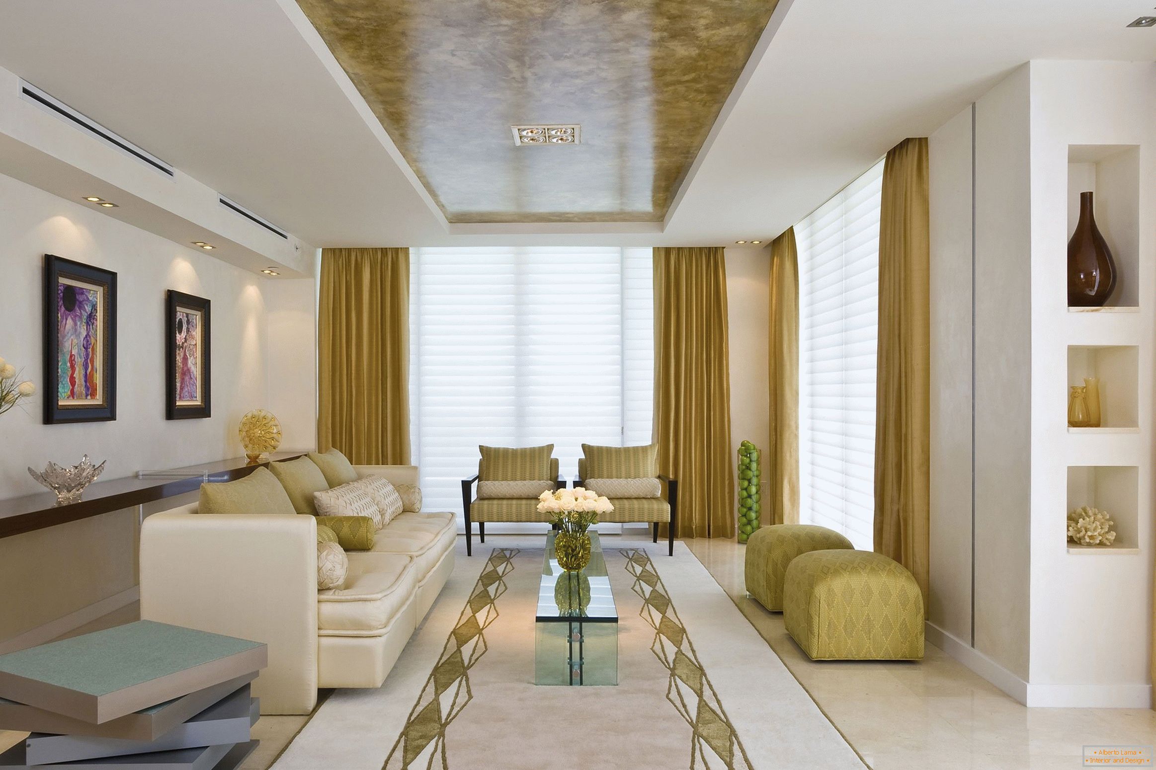 Kombinace zlata a bílé v interiéru obývacího pokoje